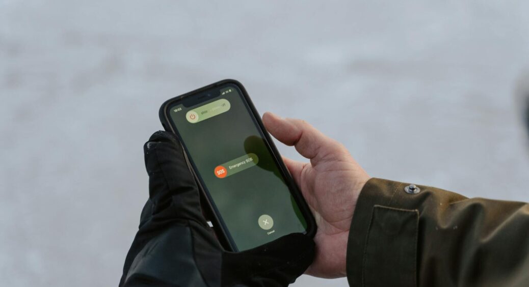 Бабусина “мобілка” швидко розряджається на холоді: майстер показав, яку 1 функцію треба вимкнути 