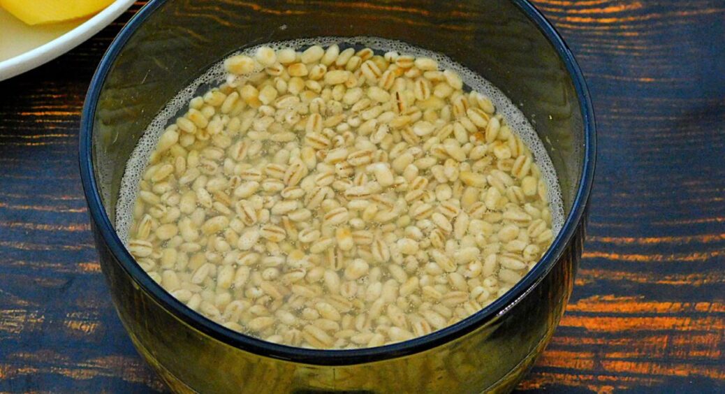 Знайшла старий блокнот бабусі за 1974 рік, а там – рецепт каші, яку неможливо зіпсувати: їдять навіть діти 