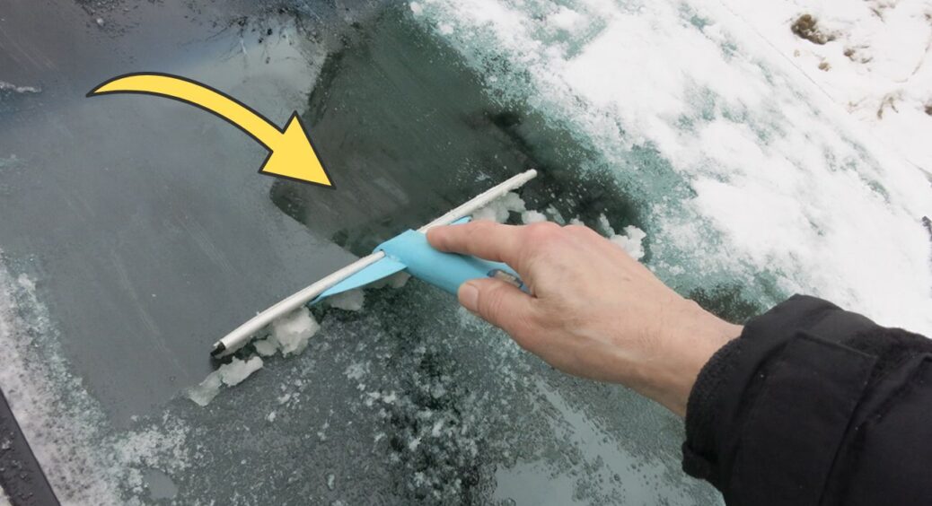 Нанесіть розчин на автомобільне скло ввечері – і на ранок на ньому не буде льоду: потрібно 3 інгредієнти 