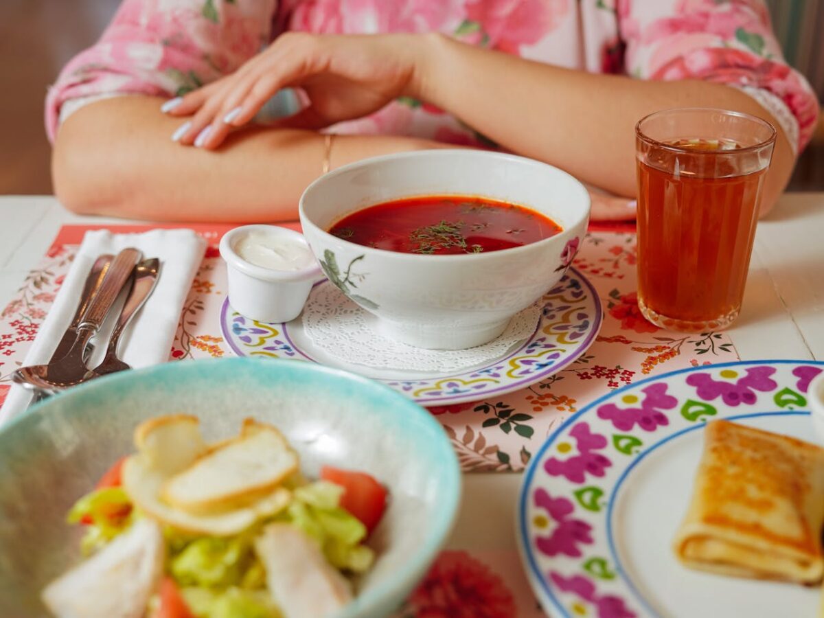 Кулінари розповіли, як приготувати смачний червоний борщ без томатної пасти – секрет