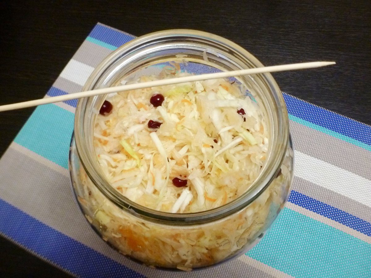 Господині розповіли секрет, як зберігати квашену капусту, аби вона продовжувала хрустіти