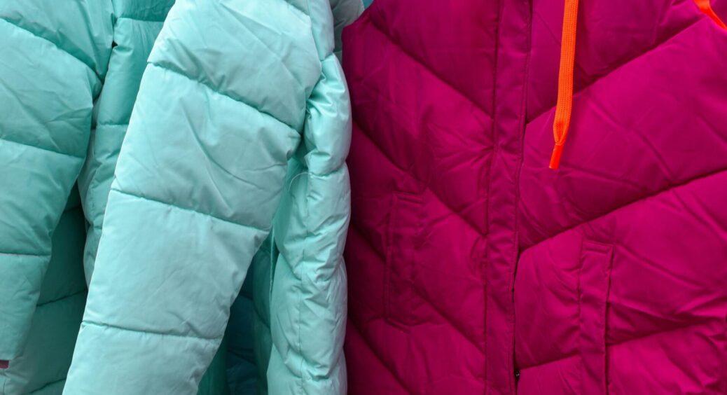 Рукави пуховика не чорніють і не “замизгуються”, якщо перед виходом зробити 1 рух: порада з хімчистки 