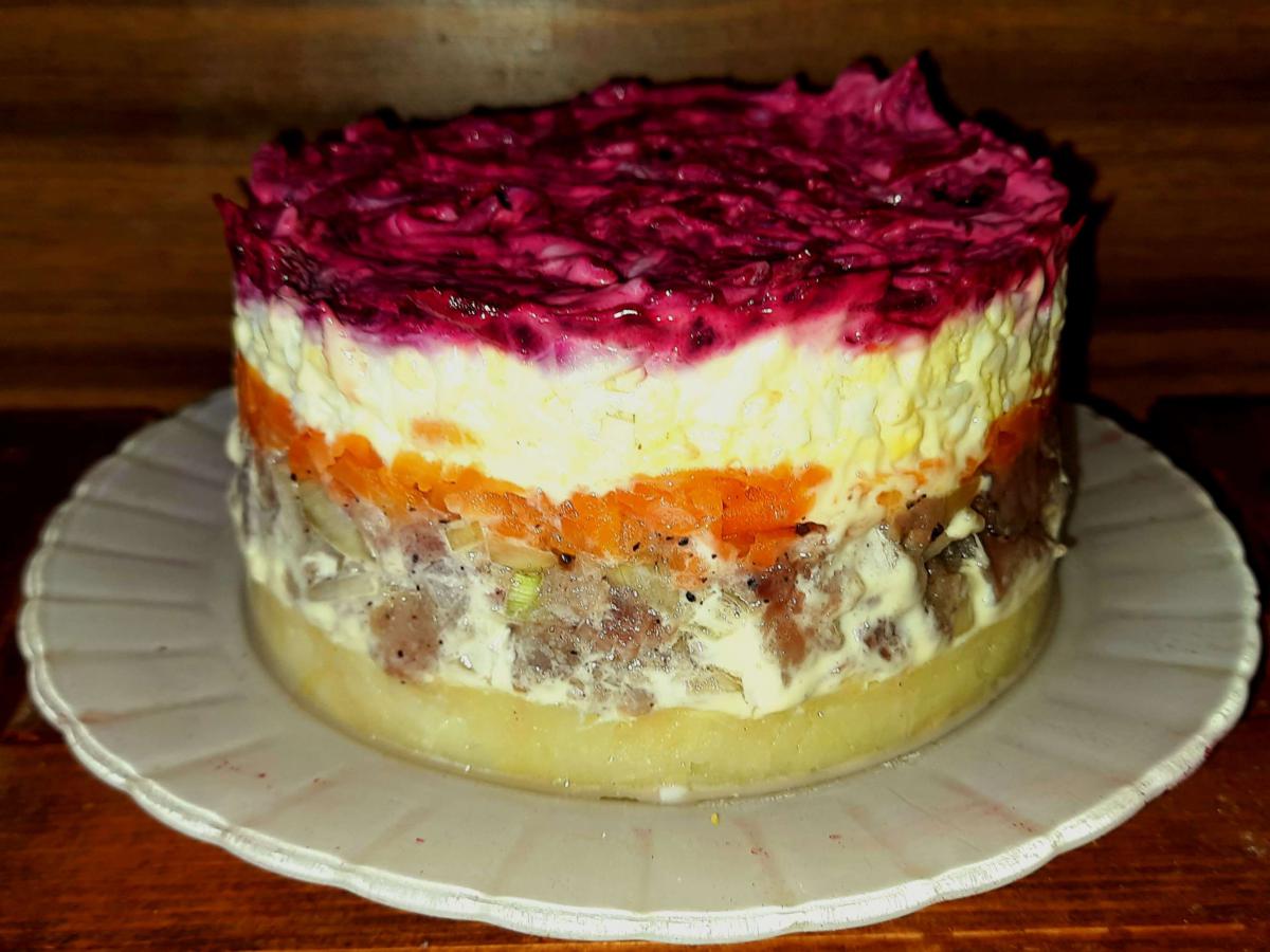 Кулінари порадили, чим можна замінити варену картоплю в салаті Оселедець під шубою