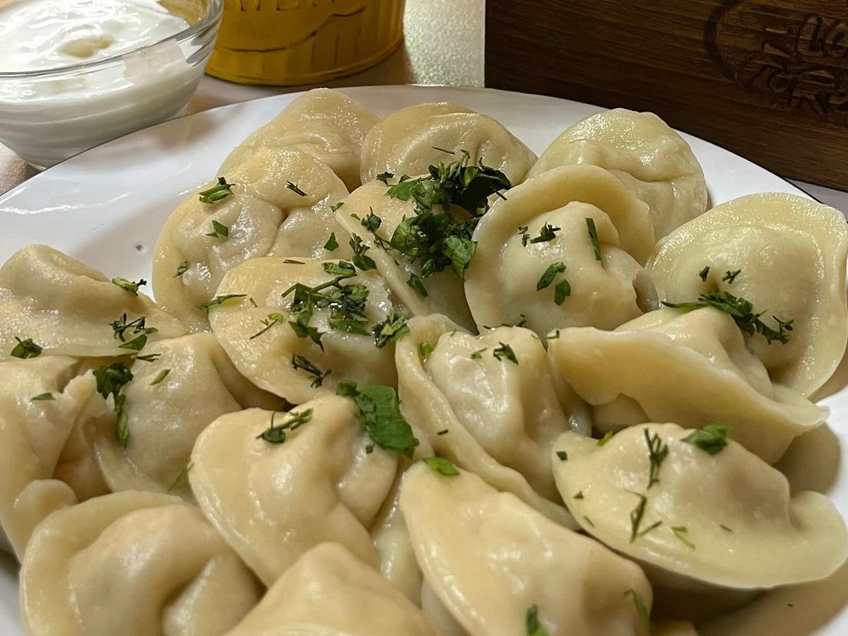 Експерти розповіли, як зварити смачні пельмені так, аби вони не розварювались і не злипались