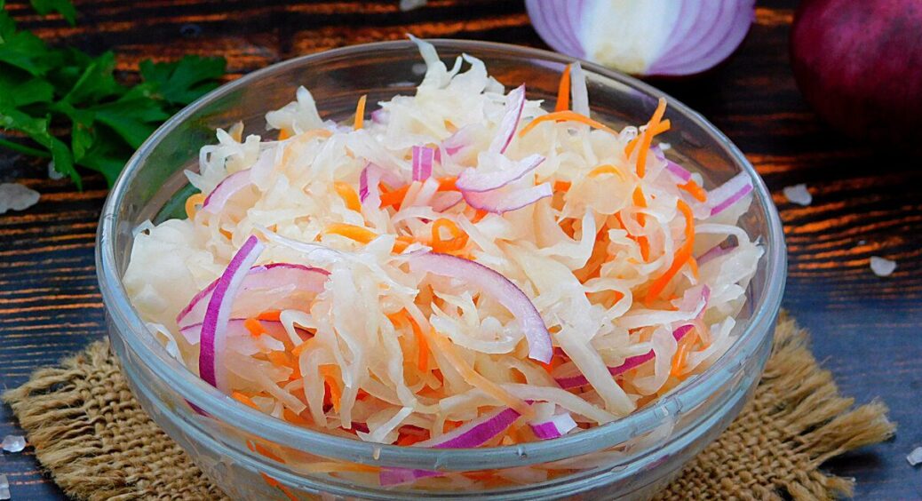 Капуста виходить хрумка й соковита без цукру та спецій – квашу за 3 дні за старим домашнім способом 