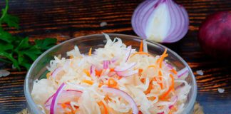 Господині розповіли, як приготувати ідеальну квашену капусту	