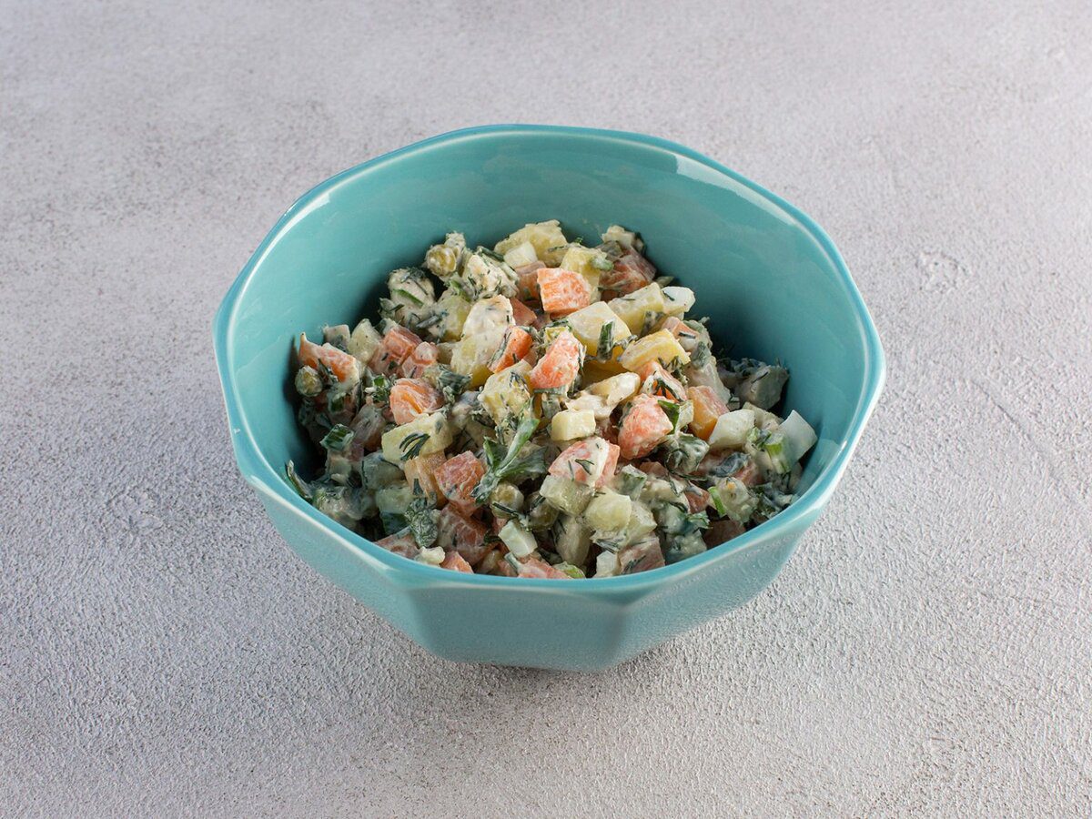 Кулінари розповіли, як варити картоплю на салат Олів'є, аби вона не розпадалась на шматочки