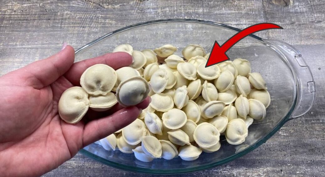 Фарш відбиваю 5 хвилин – пельмені виходять повітряні й соковиті: свекруха спитала рецепт після першої ложки 