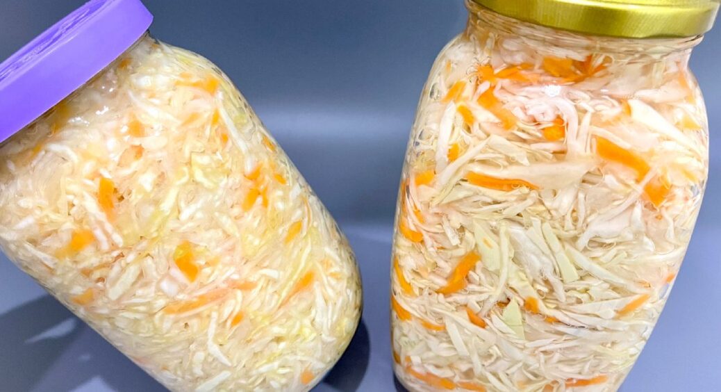 Квашена капуста хрустить і через 6 місяців зберігання: додаю у банку 1 ложку – і тільки потім ставлю у льох 