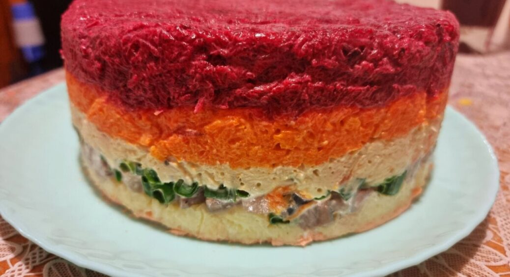 Кума підказала, чим замінити картоплю в “Оселедці під шубою”: смак став кращим у 4 рази, ніж оригінал 