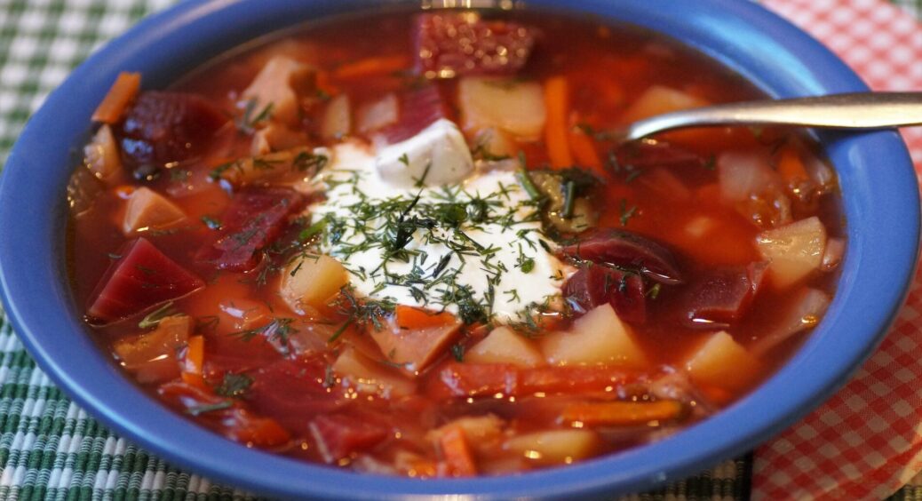 Борщ виходить червонющим навіть без томатної пасти: додаю 1 овоч у самому кінці – і результат вражає 