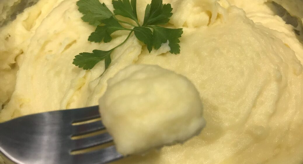 Перетворюю пюре з грудочками в ніжний мус: картоплю варю не у “сирій” воді, а в правильному бульйоні 