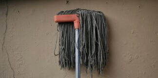 Як правильно мити підлогу без липкого шару