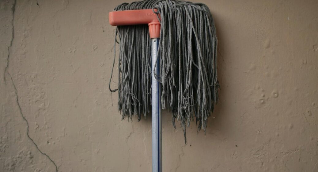 Підлога більше не липне після миття: виправила 1 помилку, яку роблять 90% господинь – і чистота ідеальна 