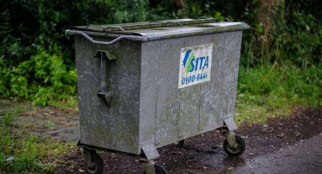 Кидаю в смітник “це” 1 раз у 7 днів – і запаху немає, навіть коли сміття “по шийку”: точна схема 