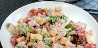 Як приготувати смачний салат із копченою грудкою