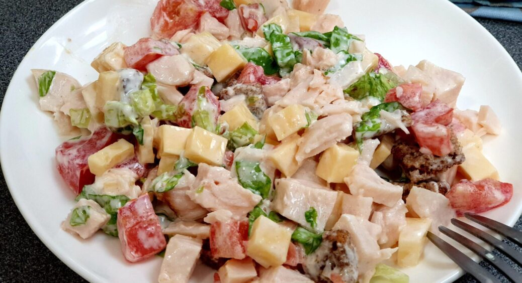 Гості на Новий рік 2025 питали, в якому ресторані я замовила цей салат: а він – домашній і бюджетний. Рецепт 