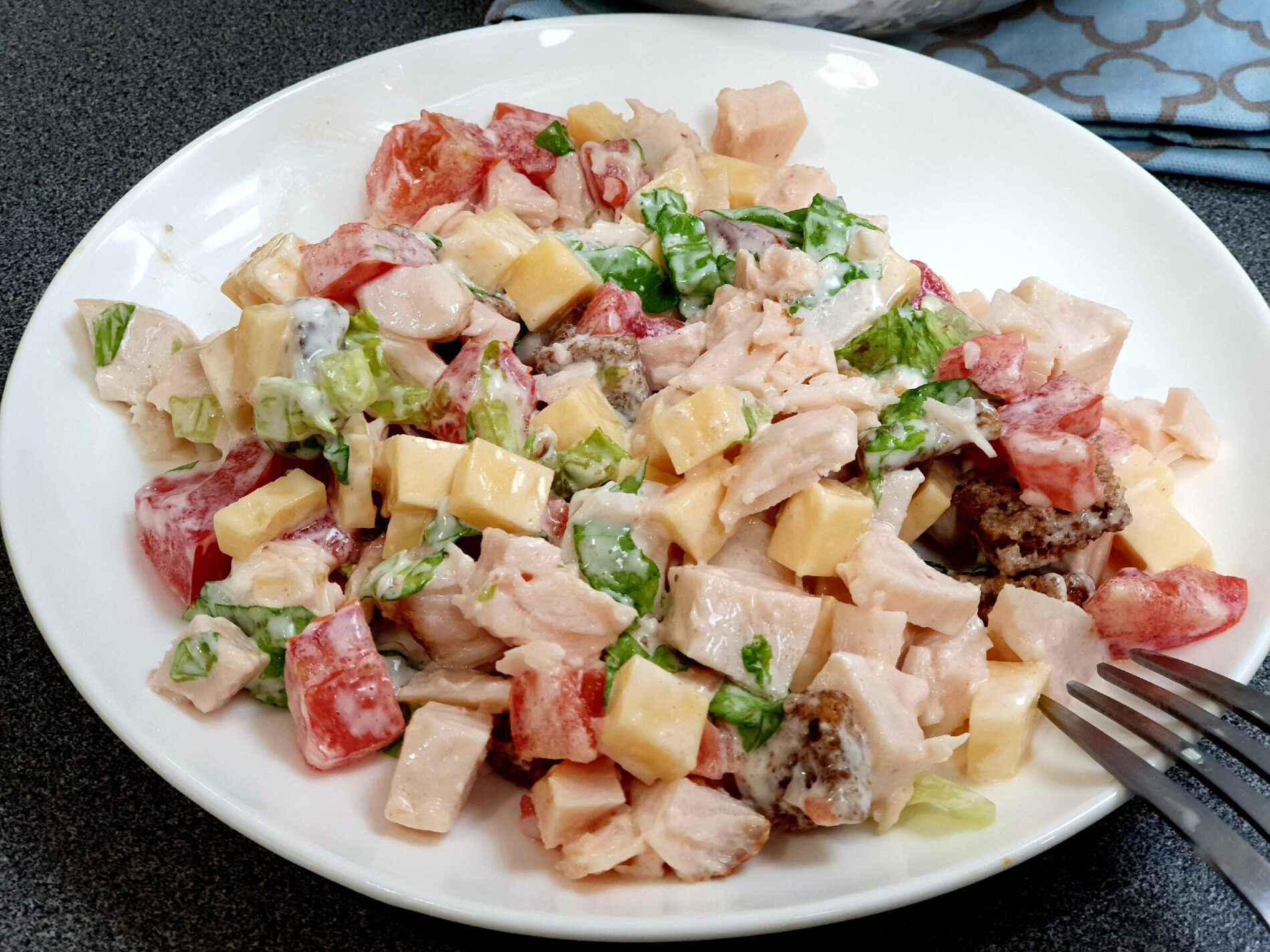 Як приготувати смачний салат із копченою грудкою