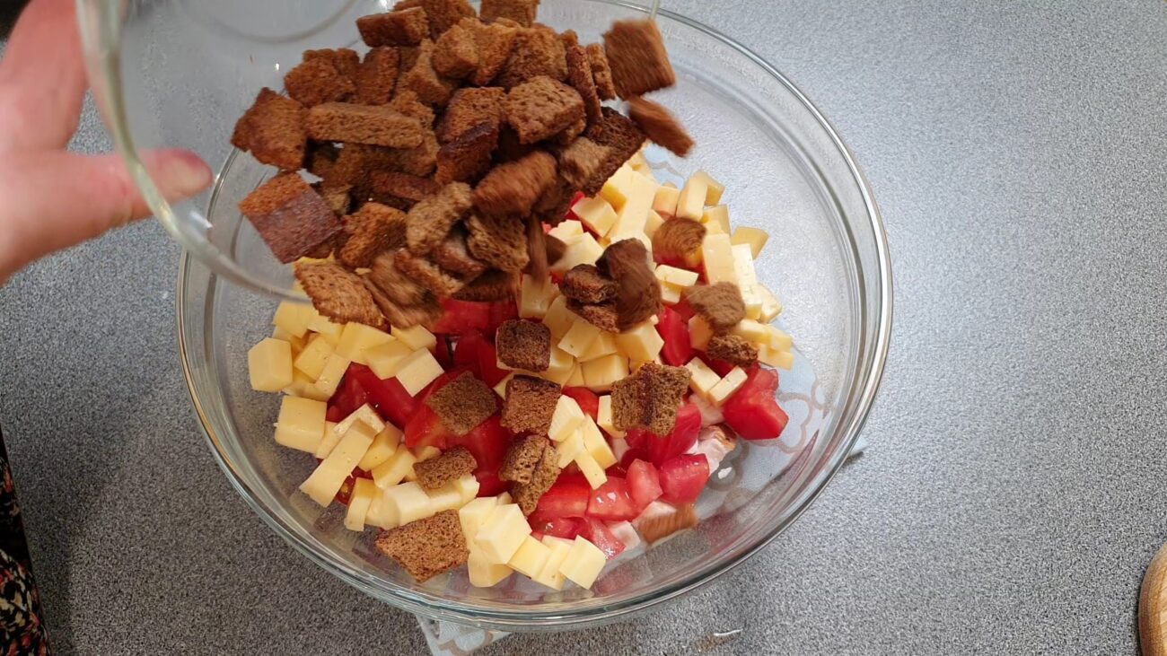 Кулінари розповіли, який смачний салат приготувати з копченої грудки до новорічного столу