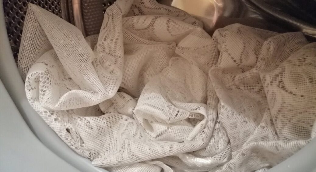 Сусідка-покоївка підказала: тримаю штори в цьому розчині 3 години – і жовтизна зникає без сліду за “копійки” 