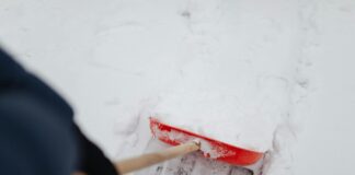 Як швидко очистити подвір'я від снігу