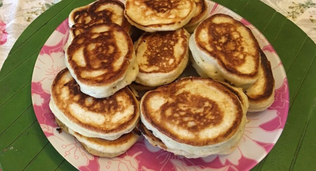 Оладки вийдуть пухкими та пишними і без кефіру: додаю 1 продукт замість – і виходить, як у мами в дитинстві 