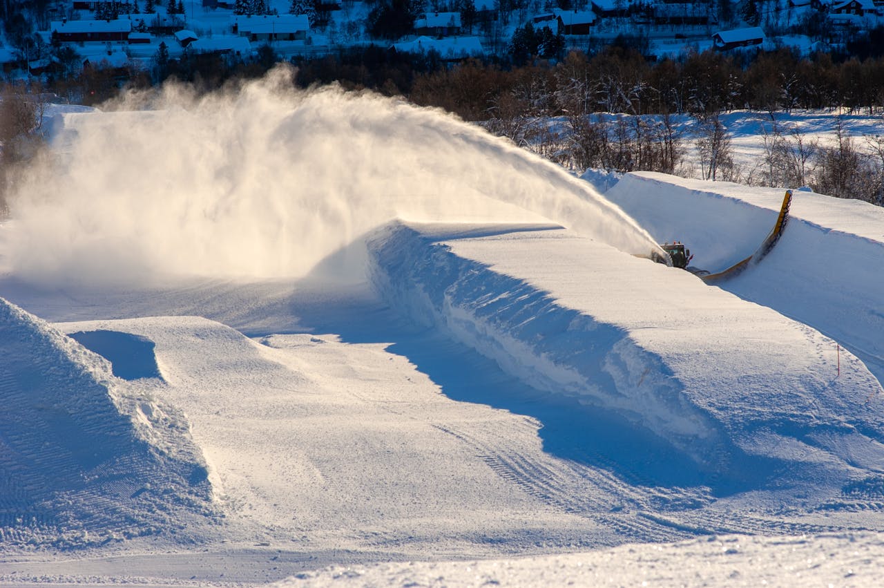 Експерти розповіли, чим можна посипати сніг, аби не було слизько на вулиці – корисна порада
