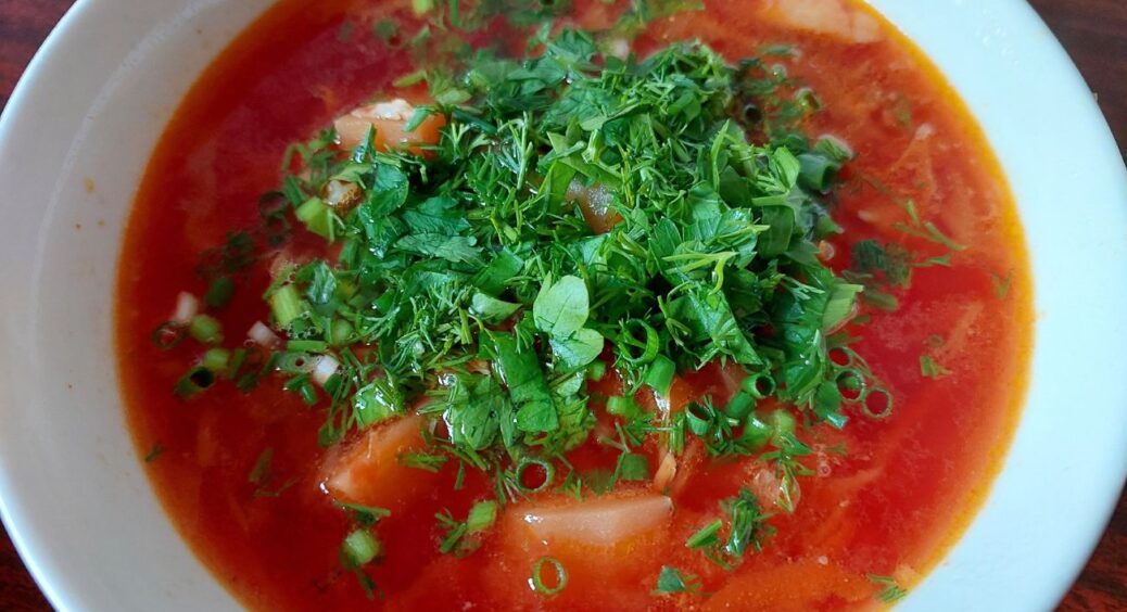 Борщ тепер ніколи не втрачає яскравий колір: додаю цей інгредієнт під час пасерування буряка 