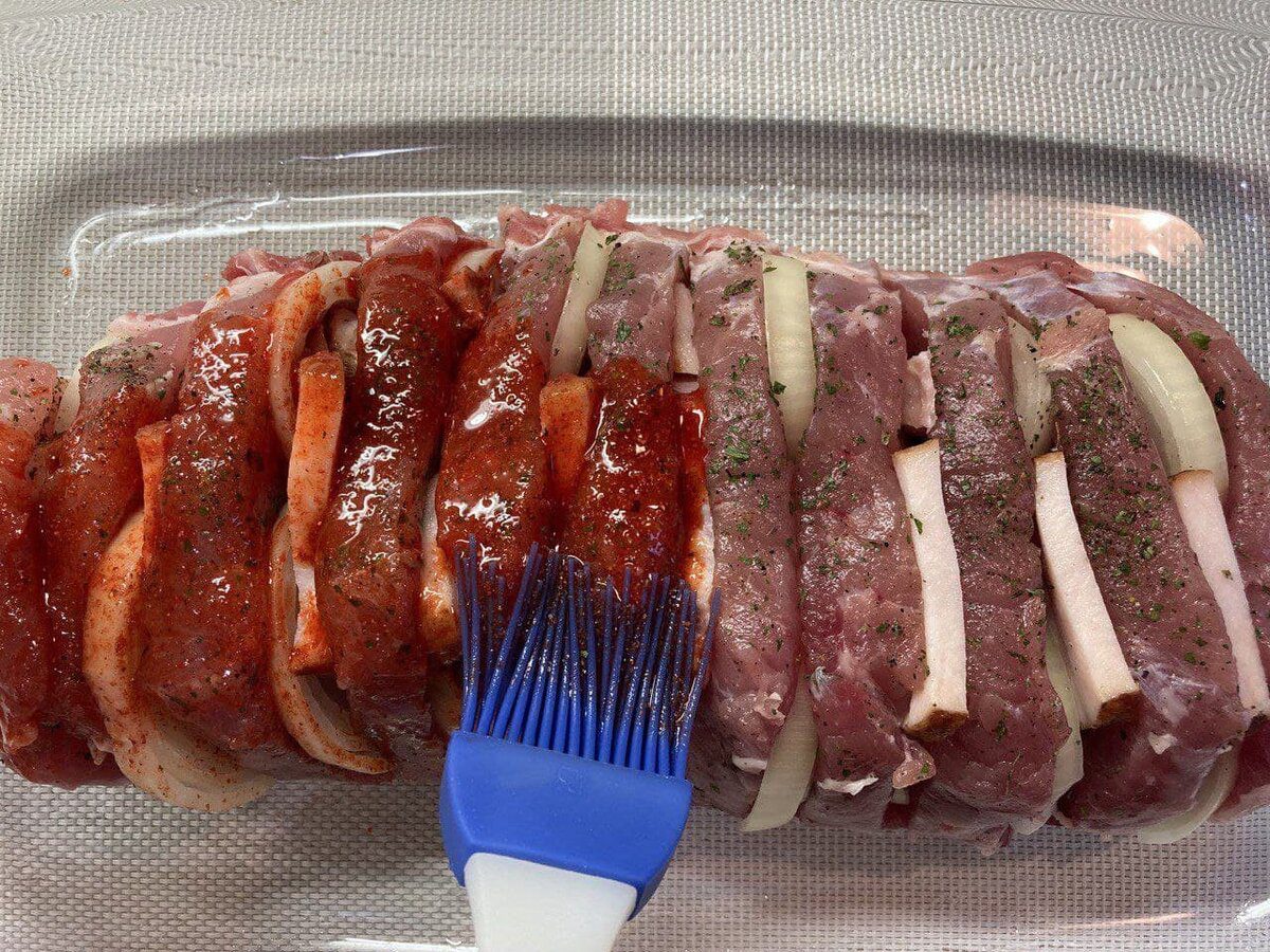 Кулінари розповіли, яка дія перед приготуванням м'яса в духовці покращить смак готової страви