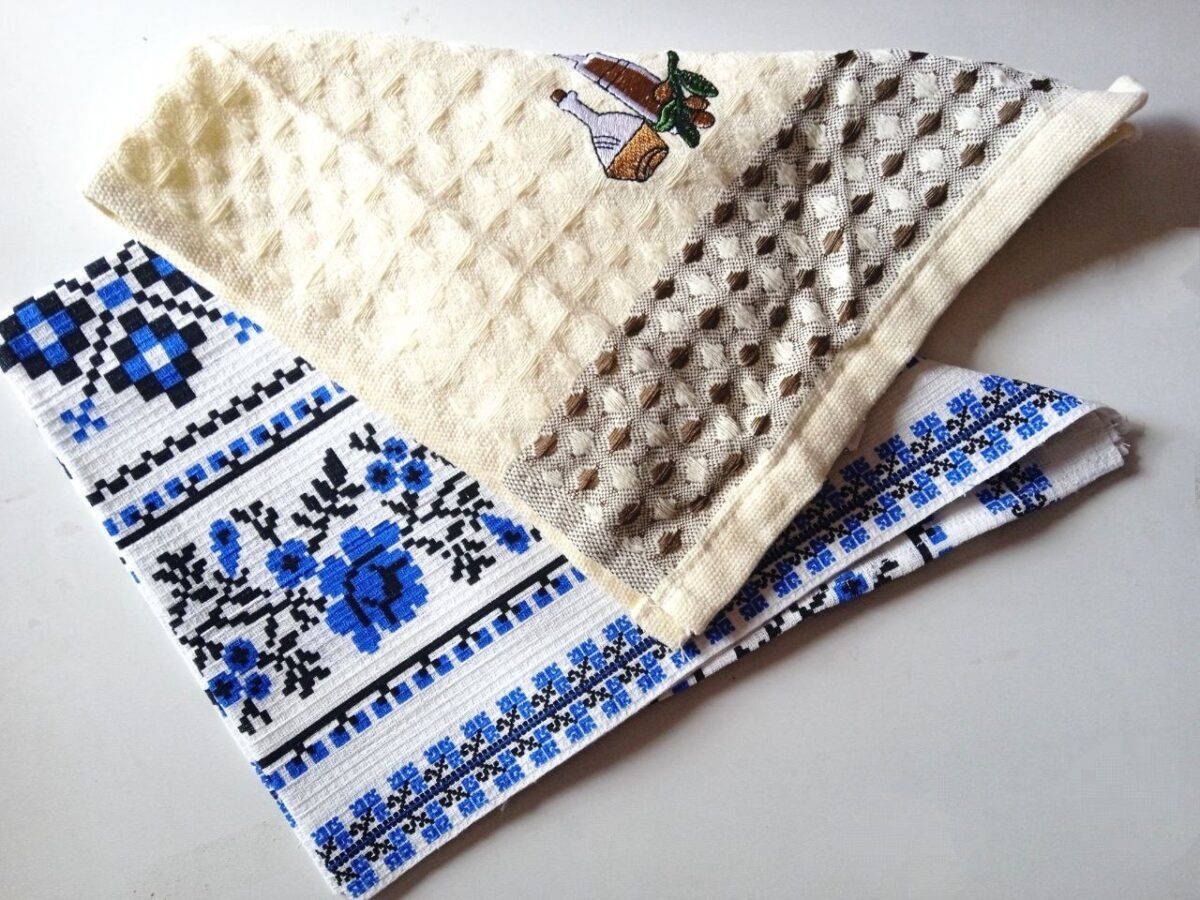 Експерти порадили спосіб, як випрати старі та брудні рушники від жиру та бруду швидко