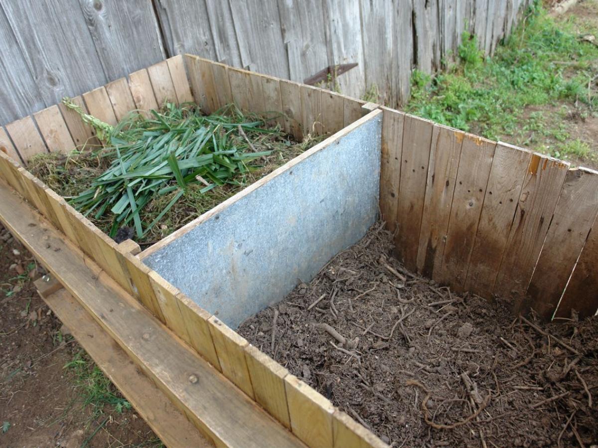 Експерти порадили просту добавку, яка прибере сморід від компостної купи і не дасть їй загнити