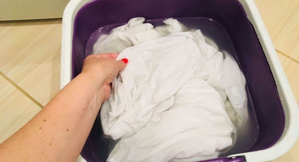 Бабуся порадила замочити сірі штори в 1 компоненті, який є у кожної: через 30 хв текстиль світиться чистотою 