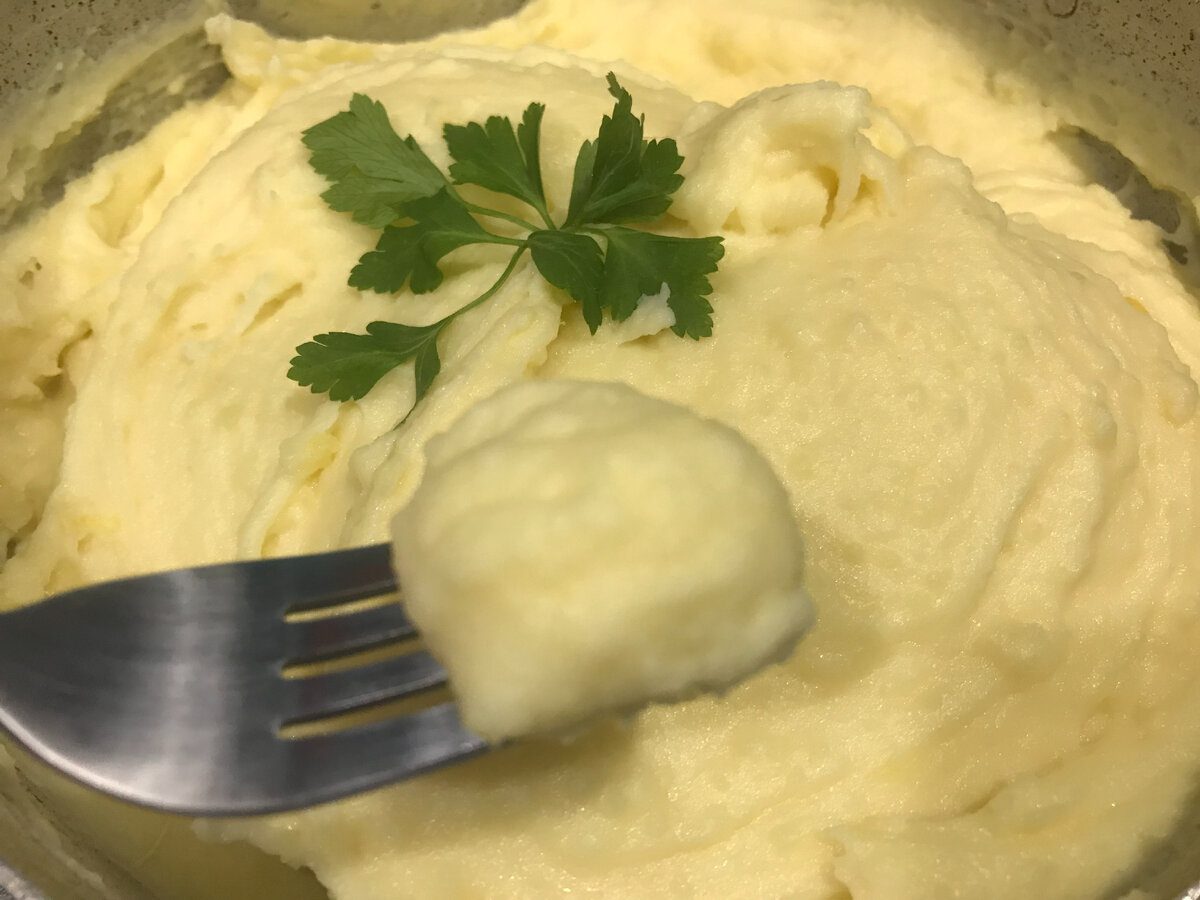 Кулінари розповіли, як приготувати картопляне пюре просто та швидко, аби впорались всі