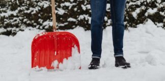 Експерти розповіли, чим найкраще посипати сніг біля будинку