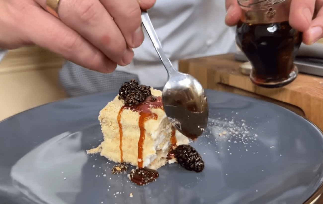 Кондитери поділилися швидким рецептом домашнього торта