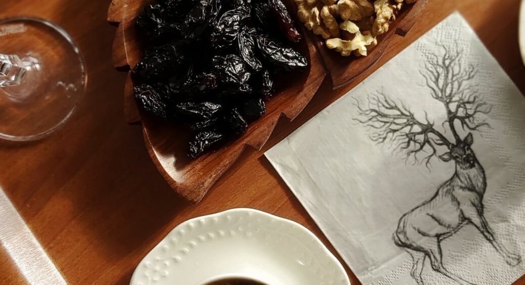 У нас жодна гулянка без цього не гулянка: слива з горіхом у червоному вині може бути й десертом, й закускою 