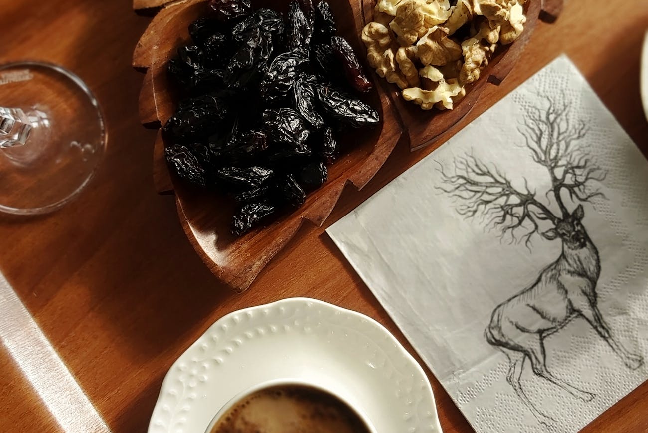 Кулінари поділилися рецептом сливи з горіхами у червоному вині