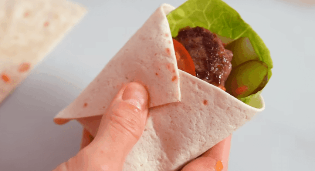 Я тихо сміюся, коли мені дякують за “тривалу роботу”: мінібургери в лаваші — моє 20-хвилинне шахрайство 