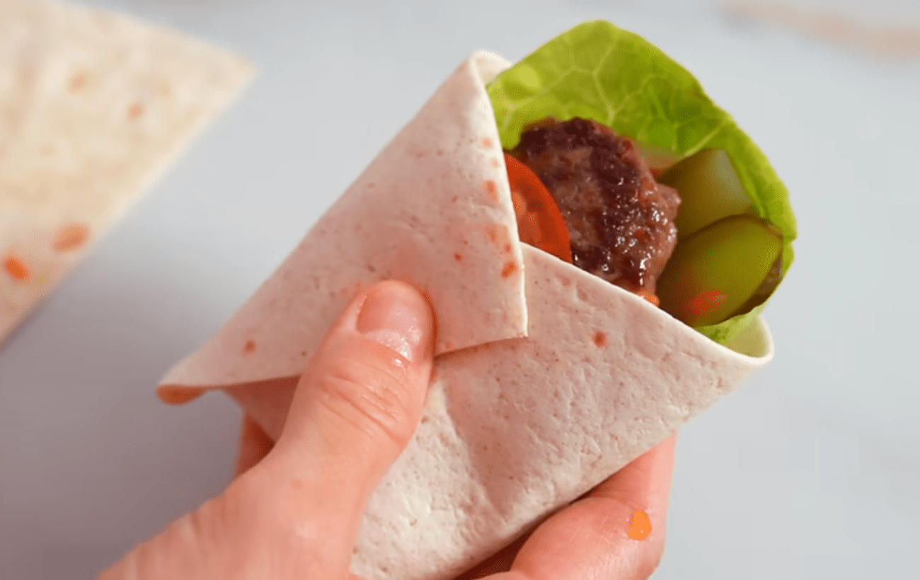 Кулінари розповіли, як швидко приготувати мінібургери в лаваші