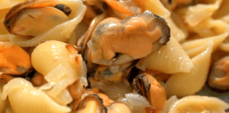 Кулінари поділилися рецептом мідій з макаронами на вечерю
