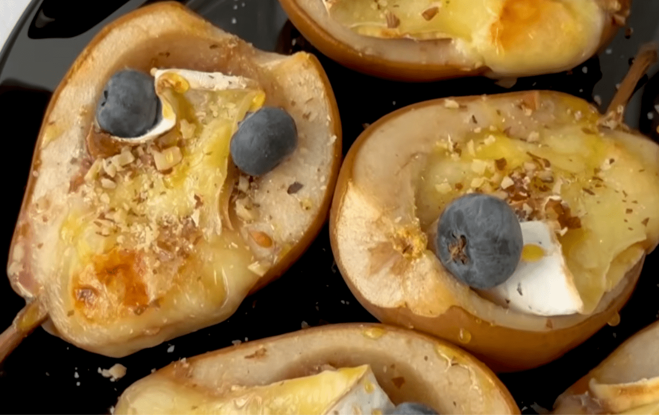 Кулінари розповіли як приготувати запечені груші з камамбером