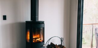 Експерти порадили, яку добавку покласти у пічку, аби набагато швидше розпалити її для опалення