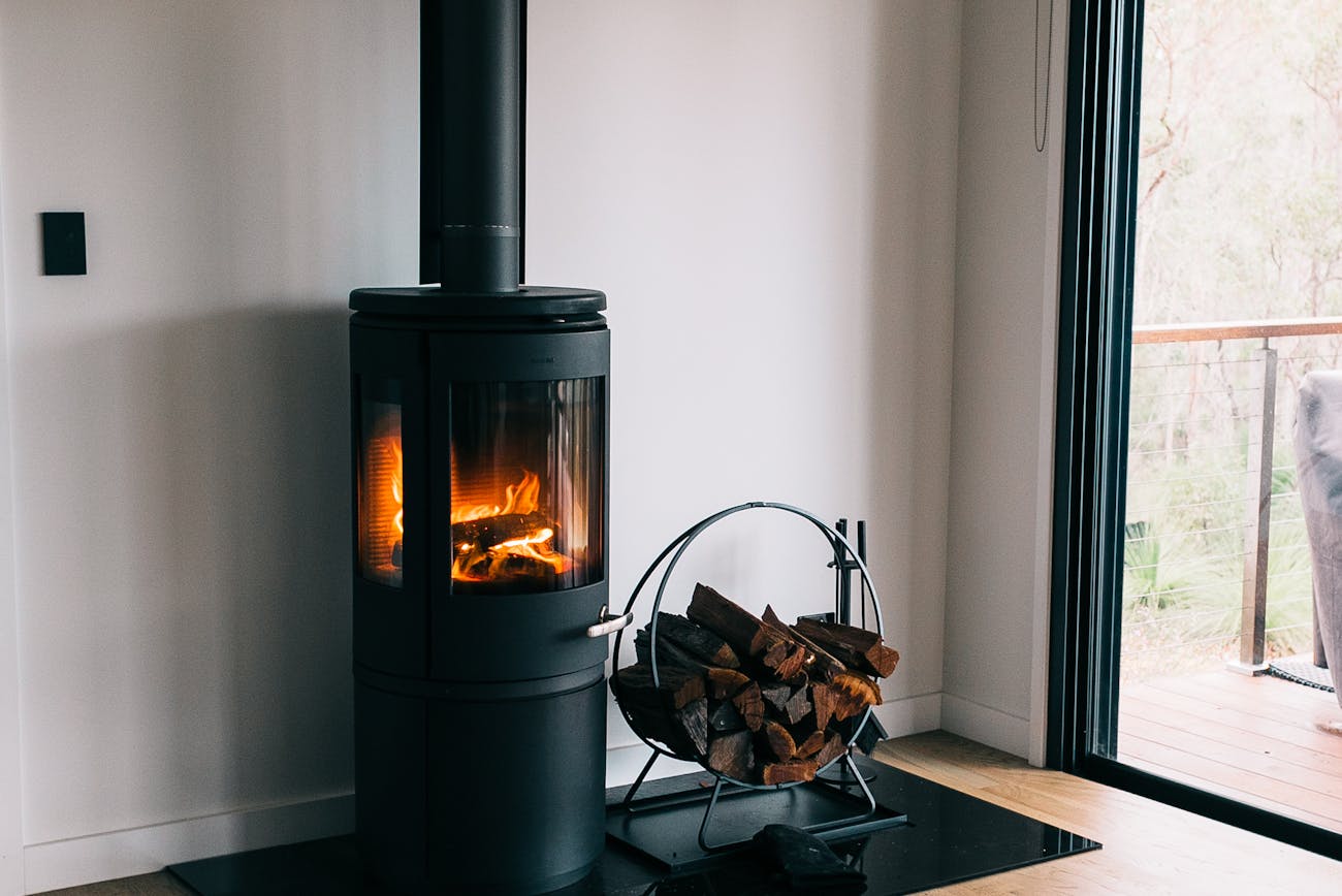 Експерти поділилися лайфхаками висушити сирі дрова