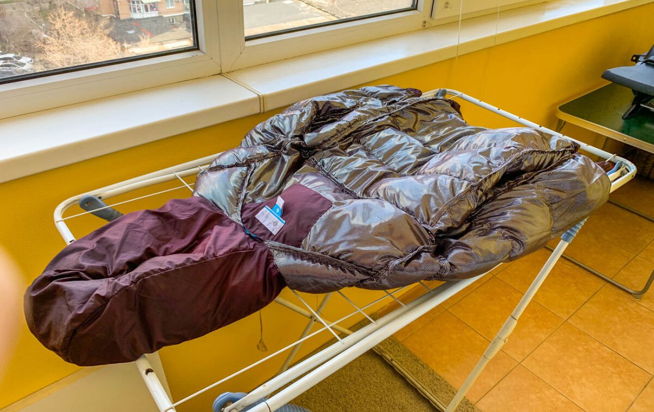 Експерти порадили, як правильно прати пуховик у пральній машині, аби він не збивався в грудочки