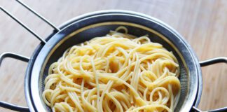 Господині розповіли, що додати у воду, аби макарони не злипалися 