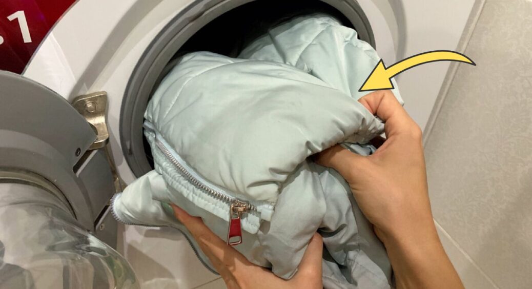 Пуховик не віддаю в хімчистку – перу вдома сама: додаю прямо в барабан 1 штучку – і він не “злипається” 