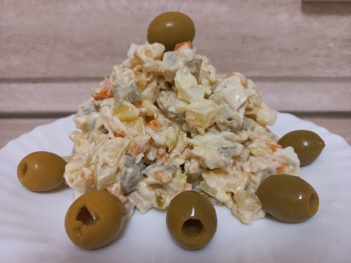 Кулінари розповіли, як приготувати смачний новорічний салат Олівʼє без моркви та солоного огірка