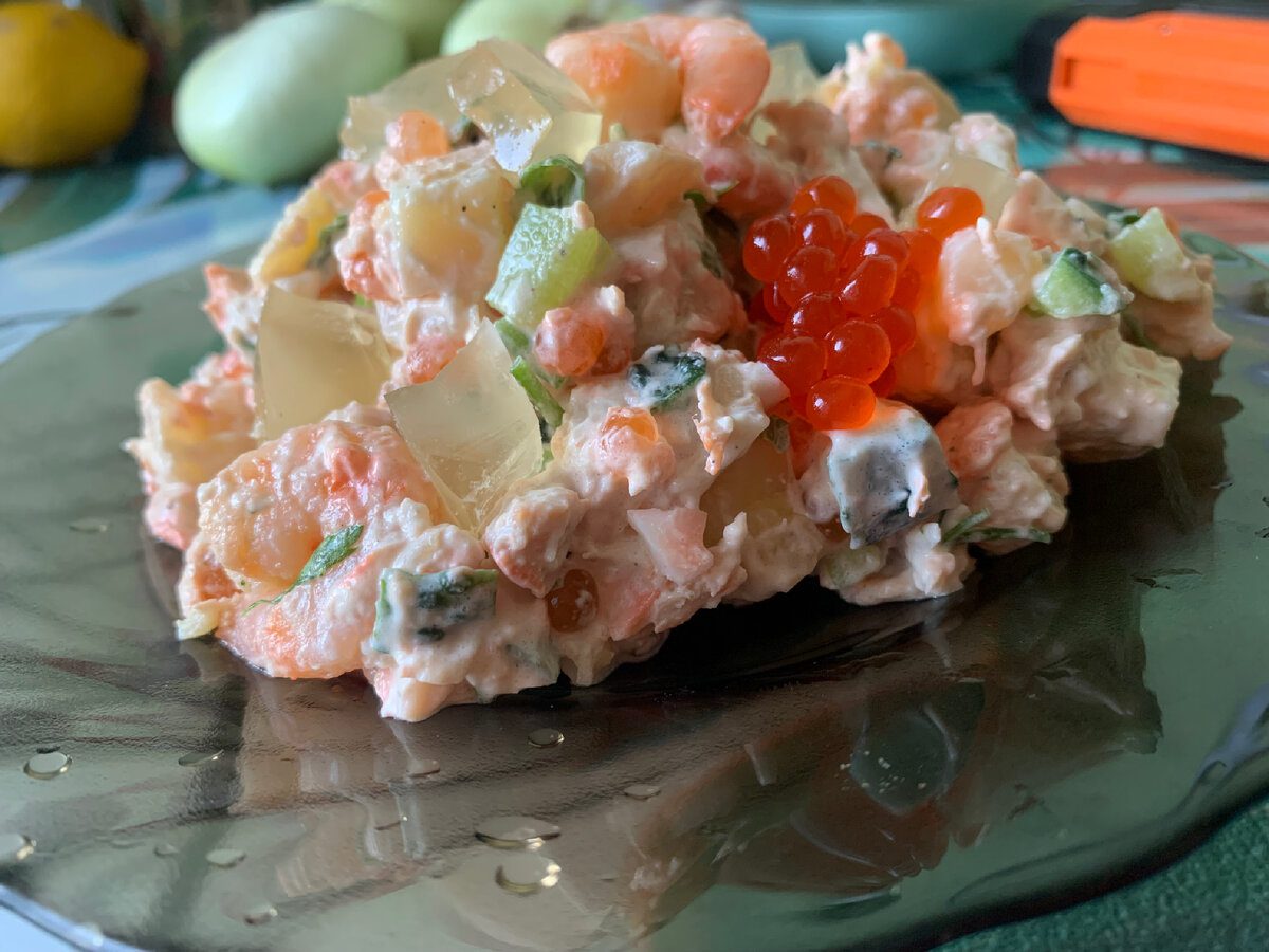 Кулінари розповіли, як приготувати смачний новорічний салат Олівʼє без моркви та солоного огірка