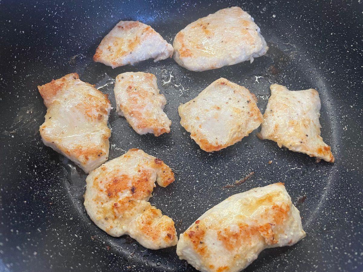 Кулінари розповіли, як правильно смажити курку на салати, аби вона вийшла соковитою і смачною