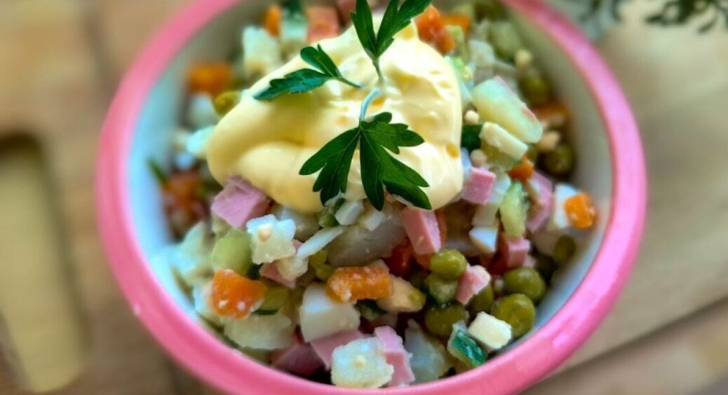 Прибрала з “Олівʼє” моркву та солоні огірки — і салат став легше та дешевше: оновлений рецепт за 10 хвилин 